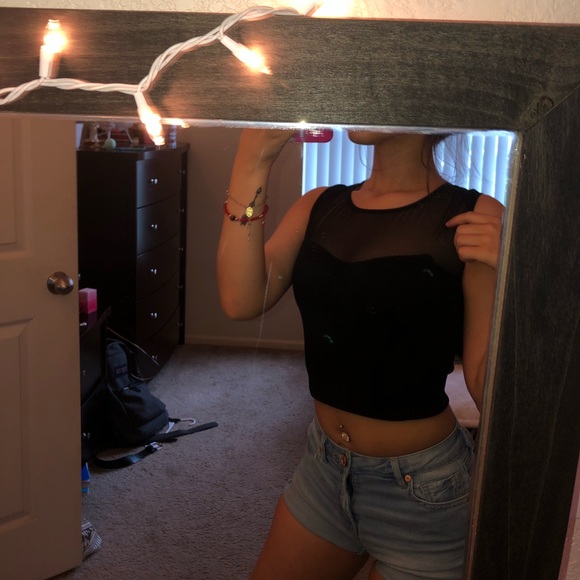 Mesh neck line - Picture 2 of 2